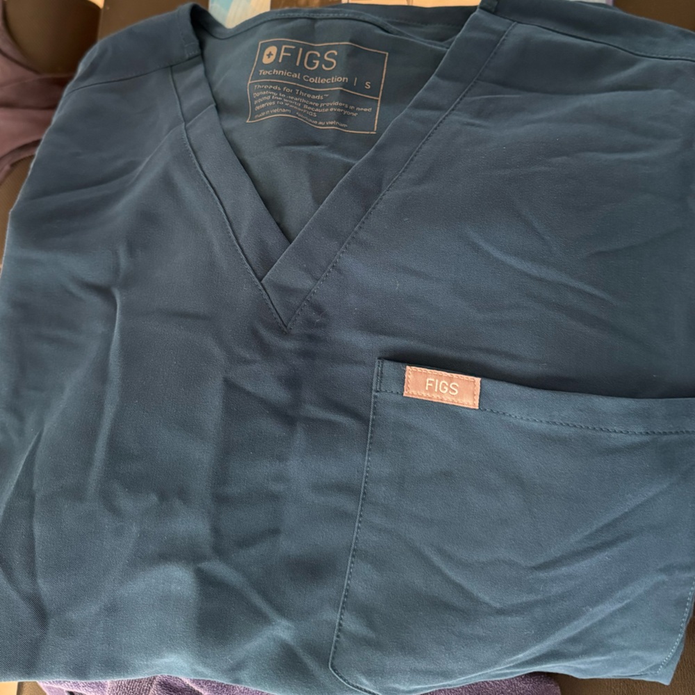 Figs Women's Scrub Top Catarina size Small in Deep Reef